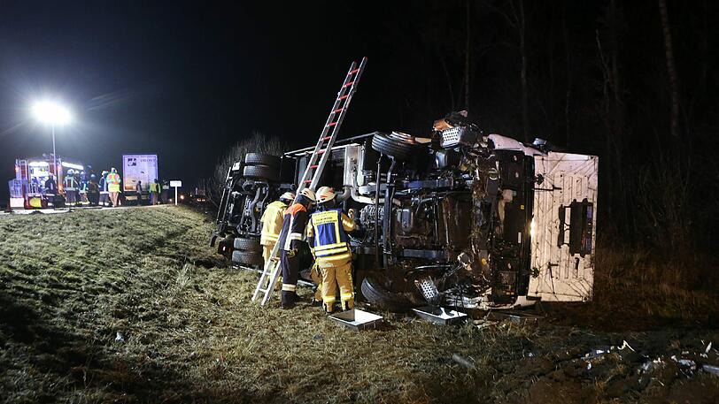 Die Feuerwehr befreit den mittelschwer verletzten Fahrer.