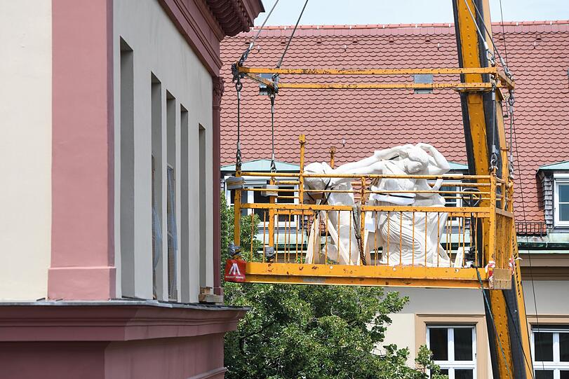 Hier werden die Figuren über einen Kran in den 3. Stock der Schule transportiert.
