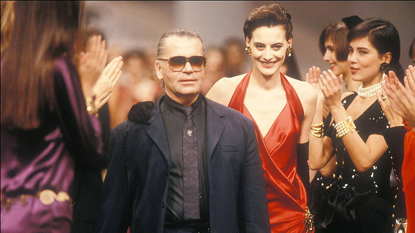 30. November 1998: Karl Lagerfeld an der Seite von Ines de la Fressange.