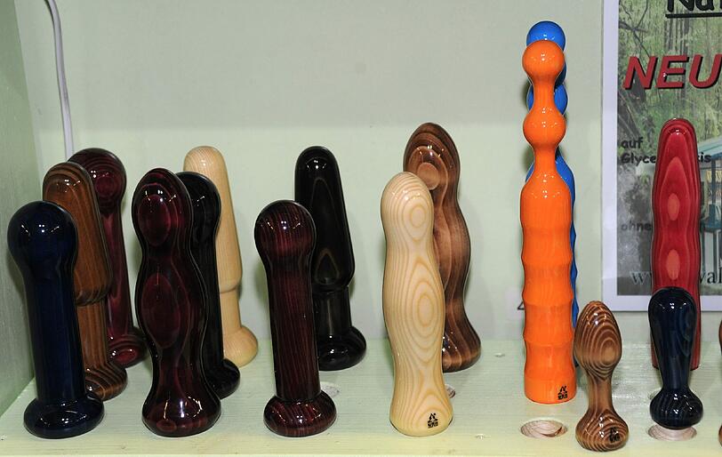 11 a: Je nach dem Alter eines Mannes wird sein Penis bis zu elf Mal pro Tag steif. Allein im Schlaf hat ein Mann im Schnitt fünf Erektionen.