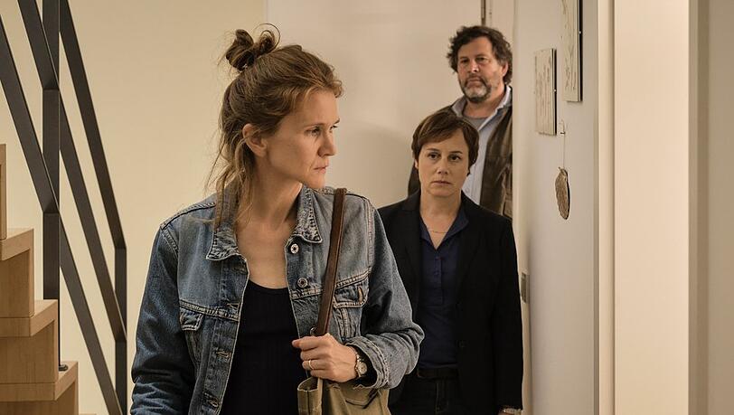 "Tatort: Die Blicke der Anderen": Friedemann Berg (Hans-Jochen Wagner) und Franziska Tobler (Eva Löbau, M.) befragen Sandra Vogt (Lisa Hagmeister).