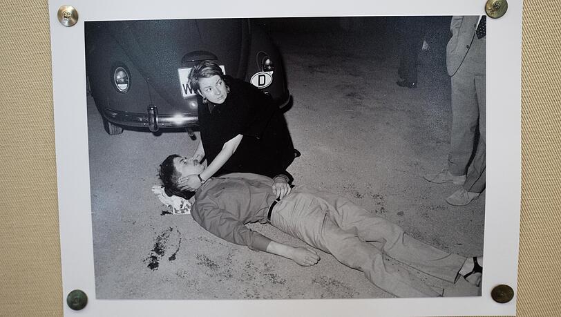 Ein Polizeifoto des sterbenden Studenten Benno Ohnesorg, das im Rahmen der Sonderausstellung „Heute Student morgen tot“ 2017 in Berlin ausgestellt wurde. Die Frau, die seinen Kopf hält, ist Friederike Hausmann. Ein Polizeifoto des sterbenden Studenten Benno Ohnesorg, das im Rahmen der Sonderausstellung „Heute Student morgen tot“ 2017 in Berlin ausgestellt wurde. Die Frau, die seinen Kopf hält, ist Friederike Hausmann.