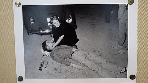 Ein Polizeifoto des sterbenden Studenten Benno Ohnesorg, das im Rahmen der Sonderausstellung „Heute Student morgen tot“ 2017 in Berlin ausgestellt wurde. Die Frau, die seinen Kopf hält, ist Friederike Hausmann.
