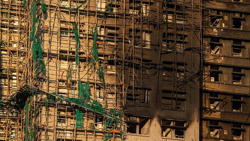 Nach dem Brand in einer Wohnanlage in Hongkong gelten weiterhin rund 200 Personen als vermisst. Nach dem Brand in einer Wohnanlage in Hongkong gelten weiterhin rund 200 Personen als vermisst.