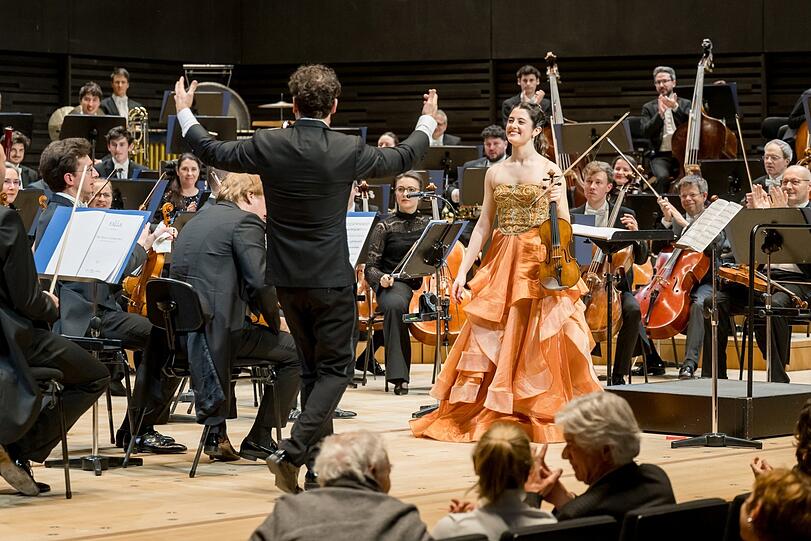 María Dueñas und die Münchner Philharmoniker im Dezember 2025 in der Isarphilharmonie. María Dueñas und die Münchner Philharmoniker im Dezember 2025 in der Isarphilharmonie.