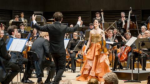 Mar&iacute;a Due&ntilde;as und die M&uuml;nchner Philharmoniker im Dezember 2025 in der Isarphilharmonie.