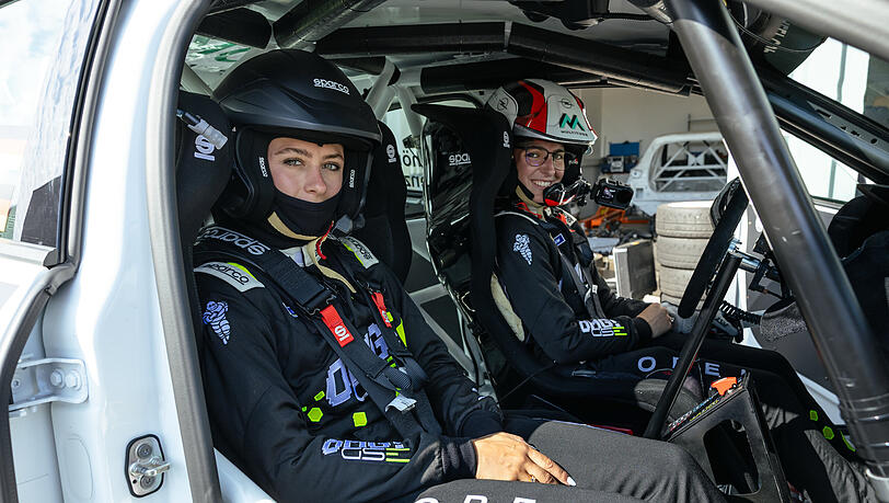Sophia Fl&ouml;rsch testet mit Claire Sch&ouml;nborn in Pachfurth.