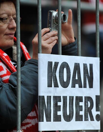 ... auf der anderen Seite, die Fans, die Neuer nicht in München willkommen heißen wollen.