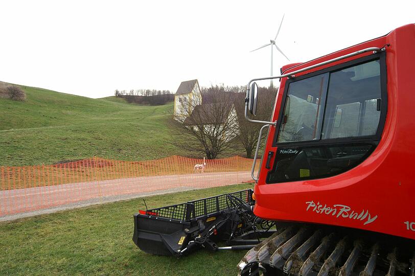 Der Ski-Berg in Fröttmaning - derzeit fahren die Pistenraupen auf Gras