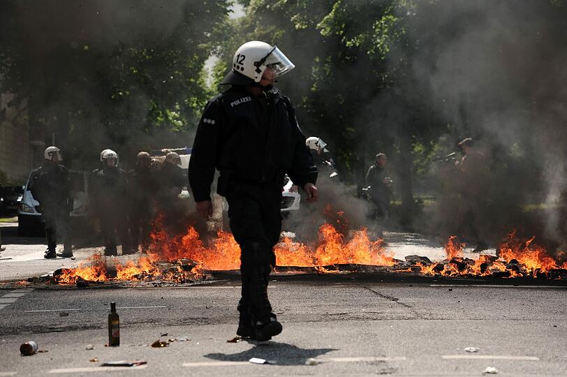 Brennende Straßenblockaden und aggressive Demonstranten: Bei einer Kundgebung von Rechtsextremisten zum "Tag der Deutschen Zukunft" kam es am Samstag in Hamburg zu schweren Ausschreitungen. Trotz eines Großaufgebots der Polizei mit mehreren tausend Beamten aus mehreren Bundesländern konnte sie Rechte und linke Gegendemonstranten nicht immer auseinanderhalten. Mehrere tausend Menschen und ein breites Bündnis aus Parteien, Gewerkschaften, Vereinen, Kirchen und anderen gesellschaftlichen Organisationen hatten sich gegen die rechte Kundgebung formiert.