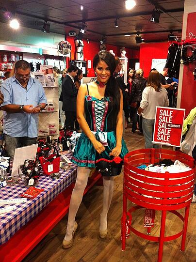 Sexy Mia Gray hat sich im Beate Uhse-Shop umgesehen. Hier gibt's die Bilder!