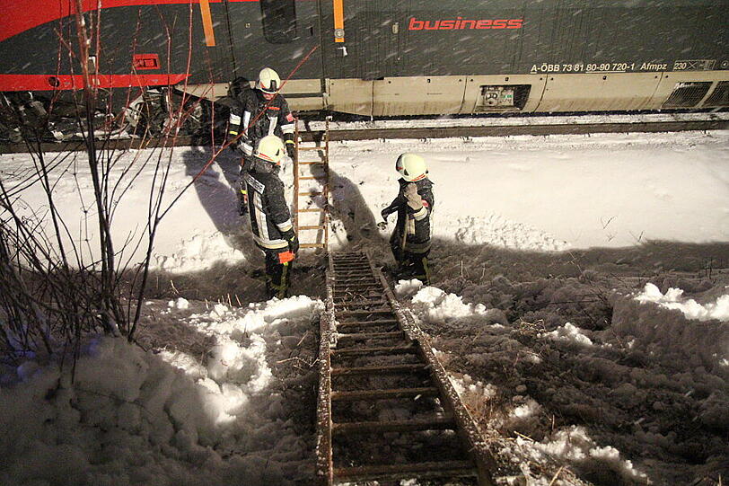 In Surberg bei Traunstein kollidiert ein Railjet-Zug mit dem Auto einer Rentnerin, das auf die Gleise gerutscht ist. Das Auto wird von der Wucht des Aufpralls in zwei Teile zerrissen. Verletzt wird glücklicherweise niemand.