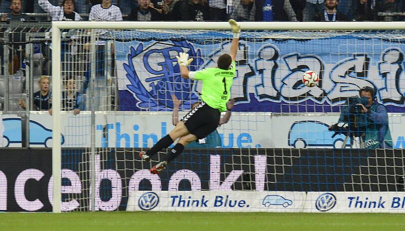Wolfgang Hesl versucht noch an den Ball zu kommen, doch hat keine Chance ...