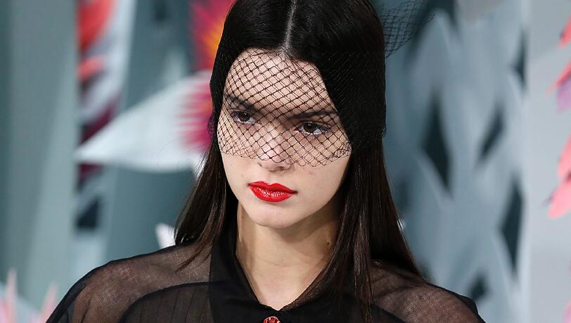 Kendall Jenner zeigt die neue "Haute Couture"-Kollektion von Chanel Kendall Jenner zeigt die neue "Haute Couture"-Kollektion von Chanel