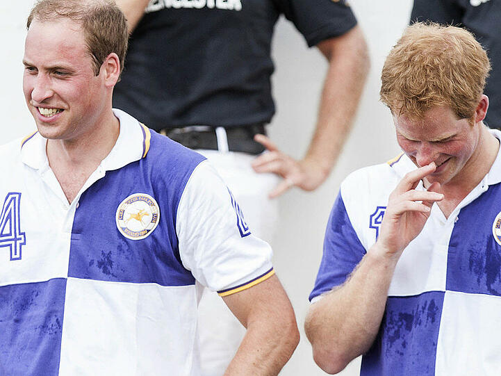 Prinz William (links) und Prinz Harry nach einem Polo-Spiel im Cirencester Park