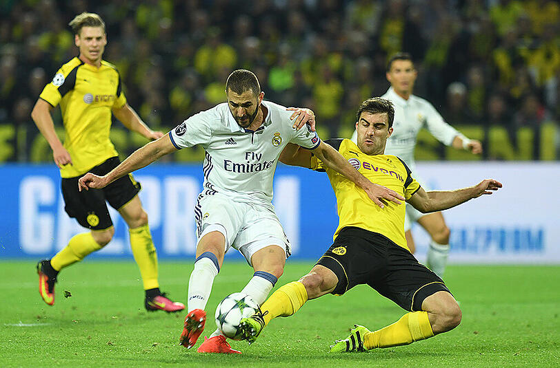 Im Hinspiel gab es ein aufregendes 2:2 - hier der Dortmunder Sokratis (rechts) im Duell mit Karim Benzema von Real Madrid.