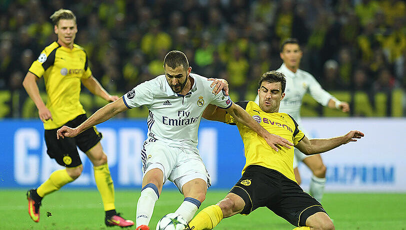 Im Hinspiel gab es ein aufregendes 2:2 - hier der Dortmunder Sokratis (rechts) im Duell mit Karim Benzema von Real Madrid. Im Hinspiel gab es ein aufregendes 2:2 - hier der Dortmunder Sokratis (rechts) im Duell mit Karim Benzema von Real Madrid.