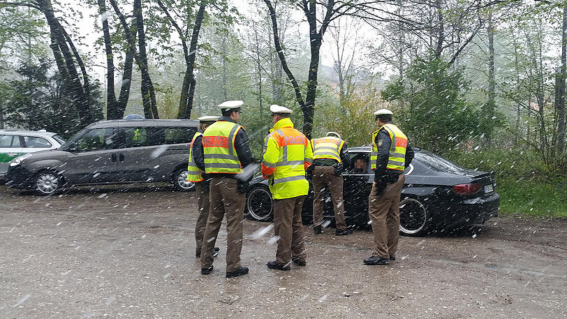 Polizisten überprüfen einen getunten BMW &ndash; der Fahrer wird offenbar öfter aufgehalten.