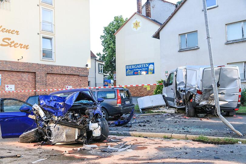 Spektakuläre Szenen im Landkreis Coburg: Ein 19-Jähriger will sich einer Polizeikontrolle entziehen und hinterlässt eine Spur der Verwüstung - die Bilder vom Einsatz.