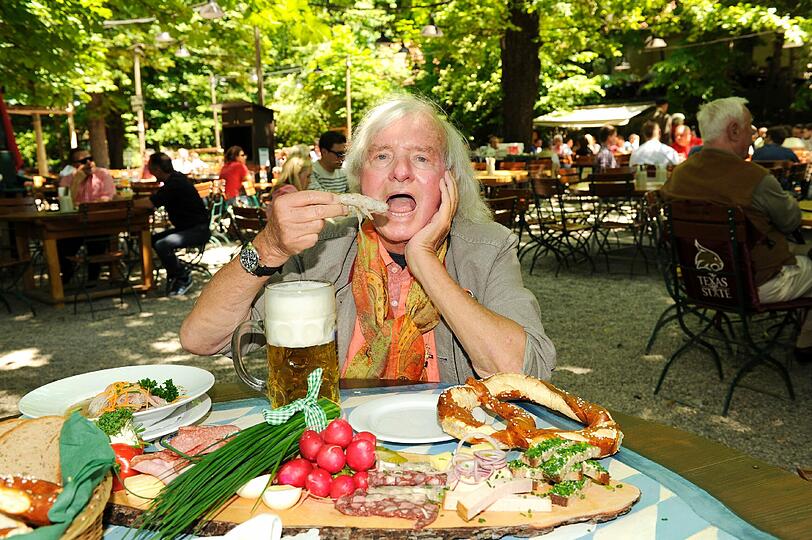 Saure Zipfel als Vorspeise mag Gerd Käfer im Augustiener-Keller am liebsten.