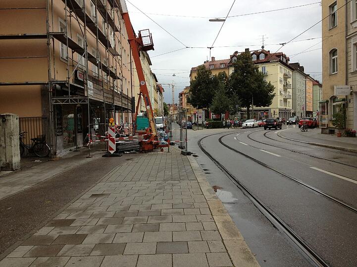 Gefährliche Radlstelle: An der Barer Straße/Ecke Nordendstraße stehen Baumaschinen bis auf den Geh- und Radlweg.