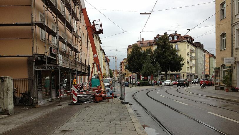 Gefährliche Radlstelle: An der Barer Straße/Ecke Nordendstraße stehen Baumaschinen bis auf den Geh- und Radlweg. Gefährliche Radlstelle: An der Barer Straße/Ecke Nordendstraße stehen Baumaschinen bis auf den Geh- und Radlweg.