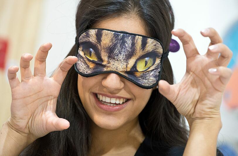 Aufblasbares Nackenkissen und Schlafmaske
Um auf Reisen ein kurzes Nickerchen zu halten sind sie eine wahre Wohltat und unentbehrlich &ndash; Schlafmaske aufziehen, Nackenkissen aufblasen (hat den Vorteil das es platzsparend ist und der Härtegrad durch den Luftdruck selbst bestimmt werden kann) und ab ins Traumland.