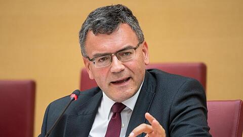 Florian Herrmann (CSU) spricht bei einer Sitzung. Foto: Peter Kneffel/dpa