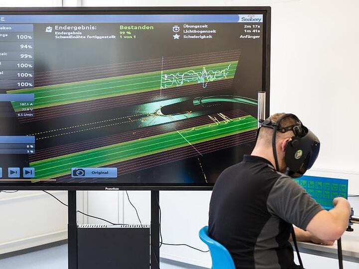 Diese Lehrstellen sind gesucht: Ausbildung bei Daimler an einer virtuellen Schweißmaschine in einem neuen Industrie-4.0-Labor.