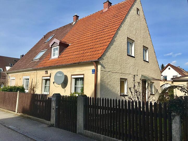 Etliche alte Siedlerhäusl der ersten Generation stehen noch. Viele aber sind schon abgerissen - für größere Neubauten.