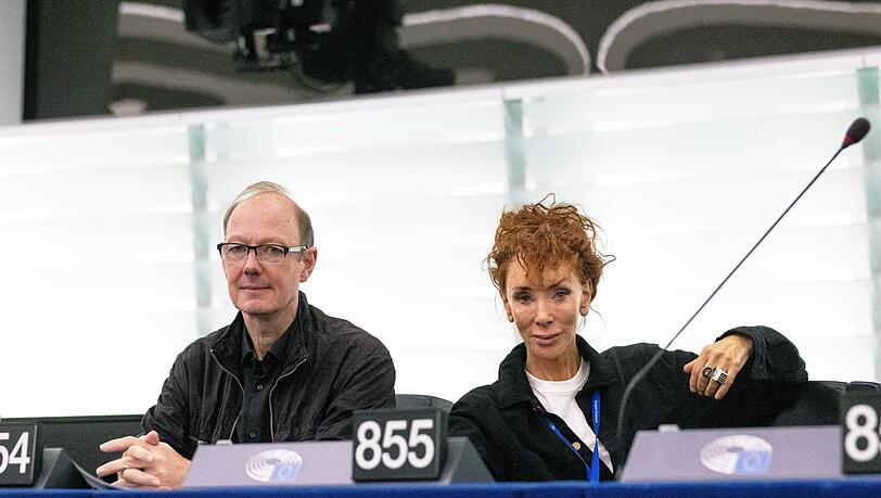 Die beiden EU-Abgeordneten Martin Sonneborn (l) und Sibylle Berg (beide Die Partei) hatten sich schriftlich bei der Parlamentspräsidentin beschwert. (Archivbild) Die beiden EU-Abgeordneten Martin Sonneborn (l) und Sibylle Berg (beide Die Partei) hatten sich schriftlich bei der Parlamentspräsidentin beschwert. (Archivbild)