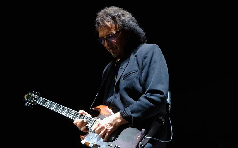 Der legendäre Black-Sabbath-Gitarrist Tony Iommi veröffentlicht im Oktober sein erstes neues Solo-Album seit 14 Jahren. Der legendäre Black-Sabbath-Gitarrist Tony Iommi veröffentlicht im Oktober sein erstes neues Solo-Album seit 14 Jahren.