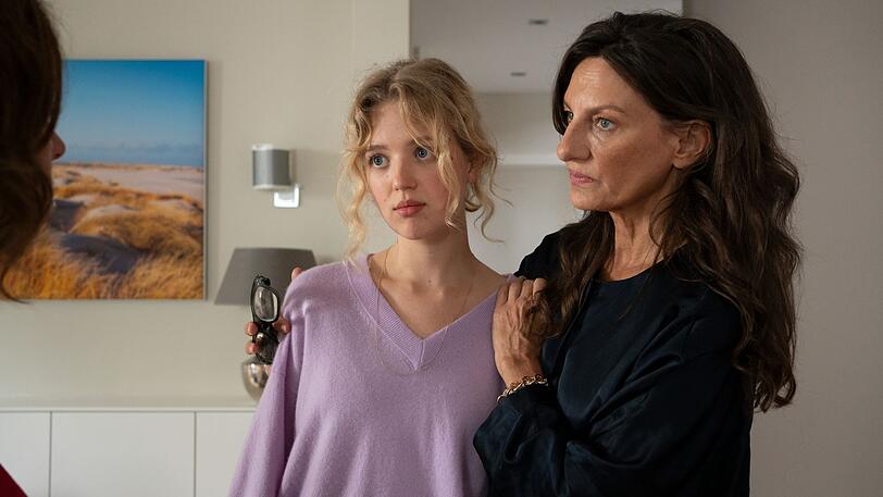 Helena Winter (Pauline Pollmann, Mitte) gehört schon zur Familie: Mira Stippke (Catrin Striebeck) kümmert sich um die Freundin ihres Sohnes. Helena Winter (Pauline Pollmann, Mitte) gehört schon zur Familie: Mira Stippke (Catrin Striebeck) kümmert sich um die Freundin ihres Sohnes.
