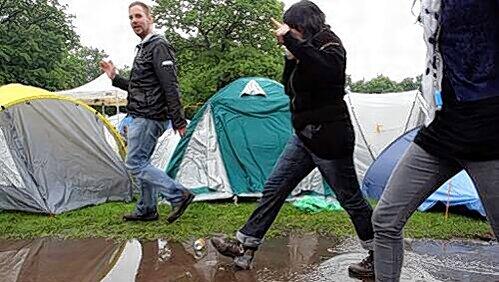 In der Zeltstadt am Festival-Gelände müssen die Fans über tiefe Pfützen springen. In der Zeltstadt am Festival-Gelände müssen die Fans über tiefe Pfützen springen.
