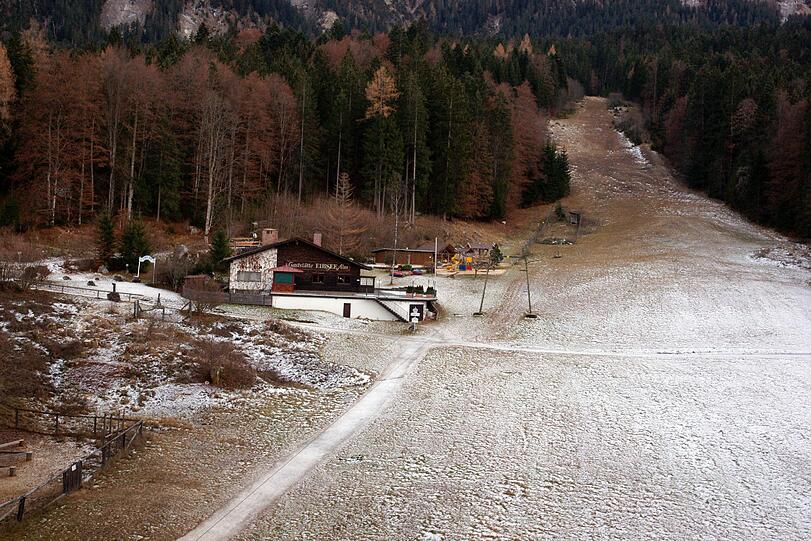 ...denn an Skifahren ist im Wintersportort Garmisch noch nicht zu denken.