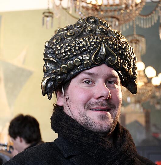 Georg Angerer, 38, KFZ-Meister: "Ich bin extra aus Rottenbach ( bei Oberammergau)hierher gefahren , um mir für unsere Vereins-Baelle ein ausgefallenes Kostüem zu suchen. Ich finde, der Helm steht mir."