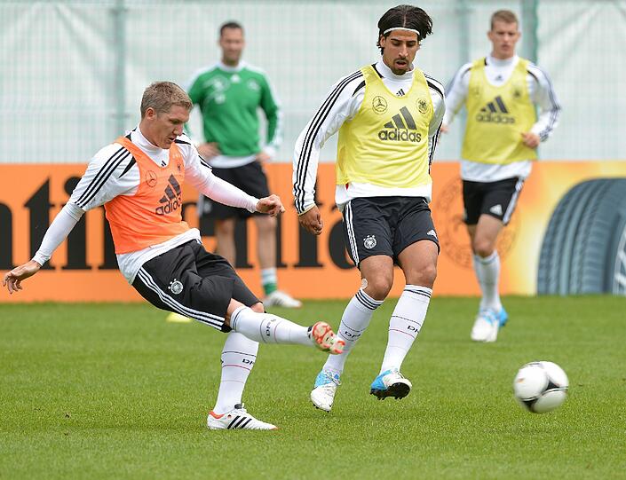Konzentration in Danzig: Beim Training der Nationalelf zwei Tage vor dem EM-Auftaktspiel stehen mit Lahm und Khedira wieder alle 23 Spieler auf dem Platz.
