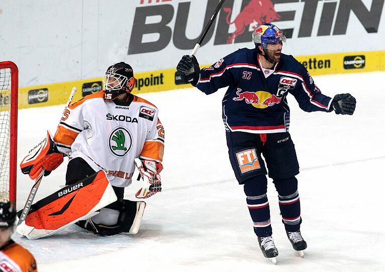 EHC-Star Andy Wozniewski jubelt: Er hat gegen Wolfsburgs Sebastian Vogl getroffen.