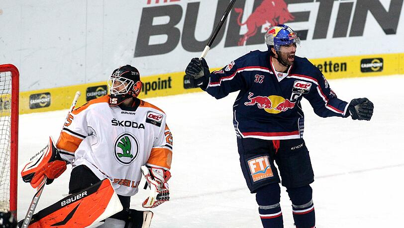 EHC-Star Andy Wozniewski jubelt: Er hat gegen Wolfsburgs Sebastian Vogl getroffen. EHC-Star Andy Wozniewski jubelt: Er hat gegen Wolfsburgs Sebastian Vogl getroffen.