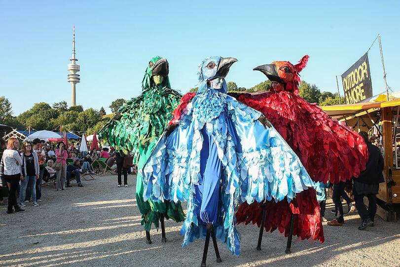Die Stelzenläufer machen den Tollwood noch ein wenig bunter.