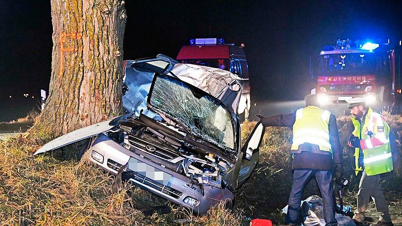 Der Mann kam von der Straße ab und krachte mit seinem Auto gegen einen Baum - er starb noch am Unfallort.