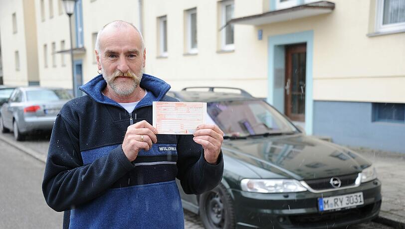 Der Münchner Gerhard Heinke mit seinem Auto und dem Strafzettel, den er partout nicht bezahlen möchte. Der Münchner Gerhard Heinke mit seinem Auto und dem Strafzettel, den er partout nicht bezahlen möchte.