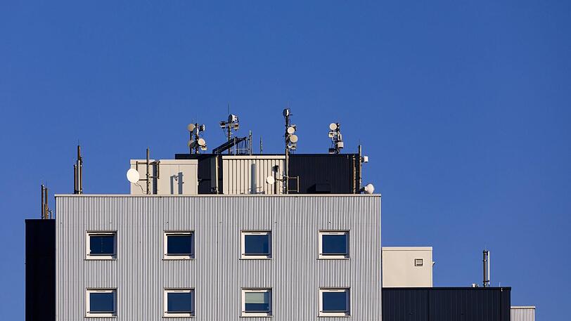 Mobilfunkantennen auf einem Wohnhaus. (Symbolbild)
