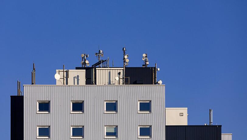 Mobilfunkantennen auf einem Wohnhaus. (Symbolbild) Mobilfunkantennen auf einem Wohnhaus. (Symbolbild)