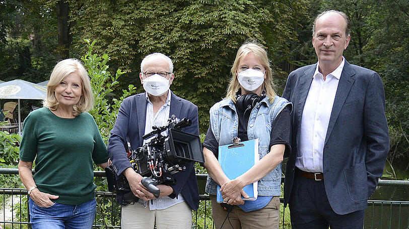 Sabine Postel (Isa von Brede, v.l.), Michael Tötter (Kamera), Bettina Schoeller-Bouju (Regie) und Herbert Knaup (Markus Gellert) drehen Film-Ableger zu "Die Kanzlei".