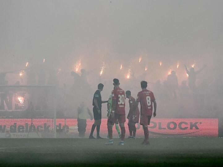 Schiedsrichter Deniz Aytekin (l) musste das Spiel wegen des Pyro-Wahnsinns für fünf Minuten unterbrechen.
