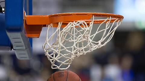 Ein Basketball geht in den Korb. Foto: Lukas Schulze/dpa/Symbolbild