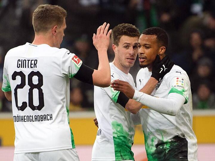 Gladbachs Matthias Ginter (l) und Patrick Herrmann (M) bejubeln den Ausgleichstreffer von Alassane Plea (r).