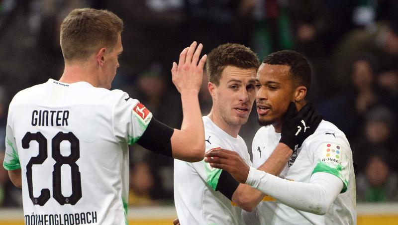 Gladbachs Matthias Ginter (l) und Patrick Herrmann (M) bejubeln den Ausgleichstreffer von Alassane Plea (r). Gladbachs Matthias Ginter (l) und Patrick Herrmann (M) bejubeln den Ausgleichstreffer von Alassane Plea (r).