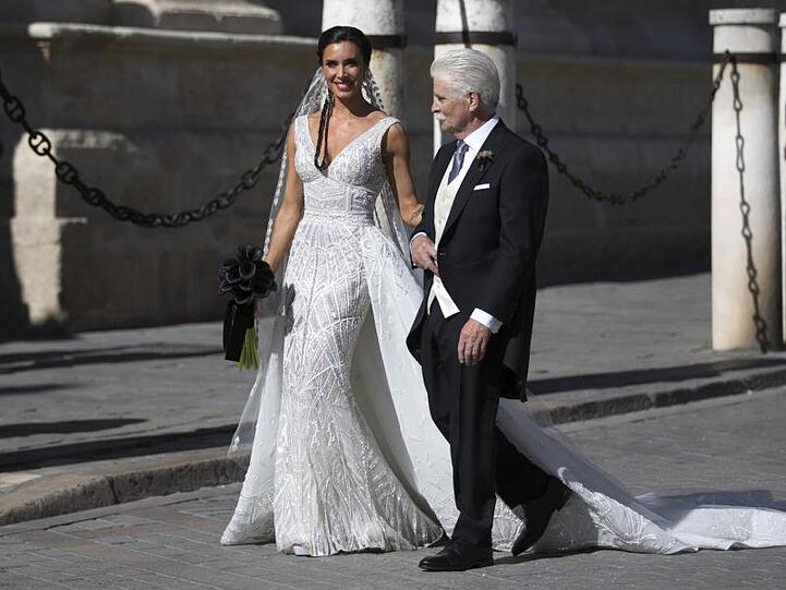 Pilar Rubio kommt mit ihrem Vater Manuel Rubio zur Trauung.